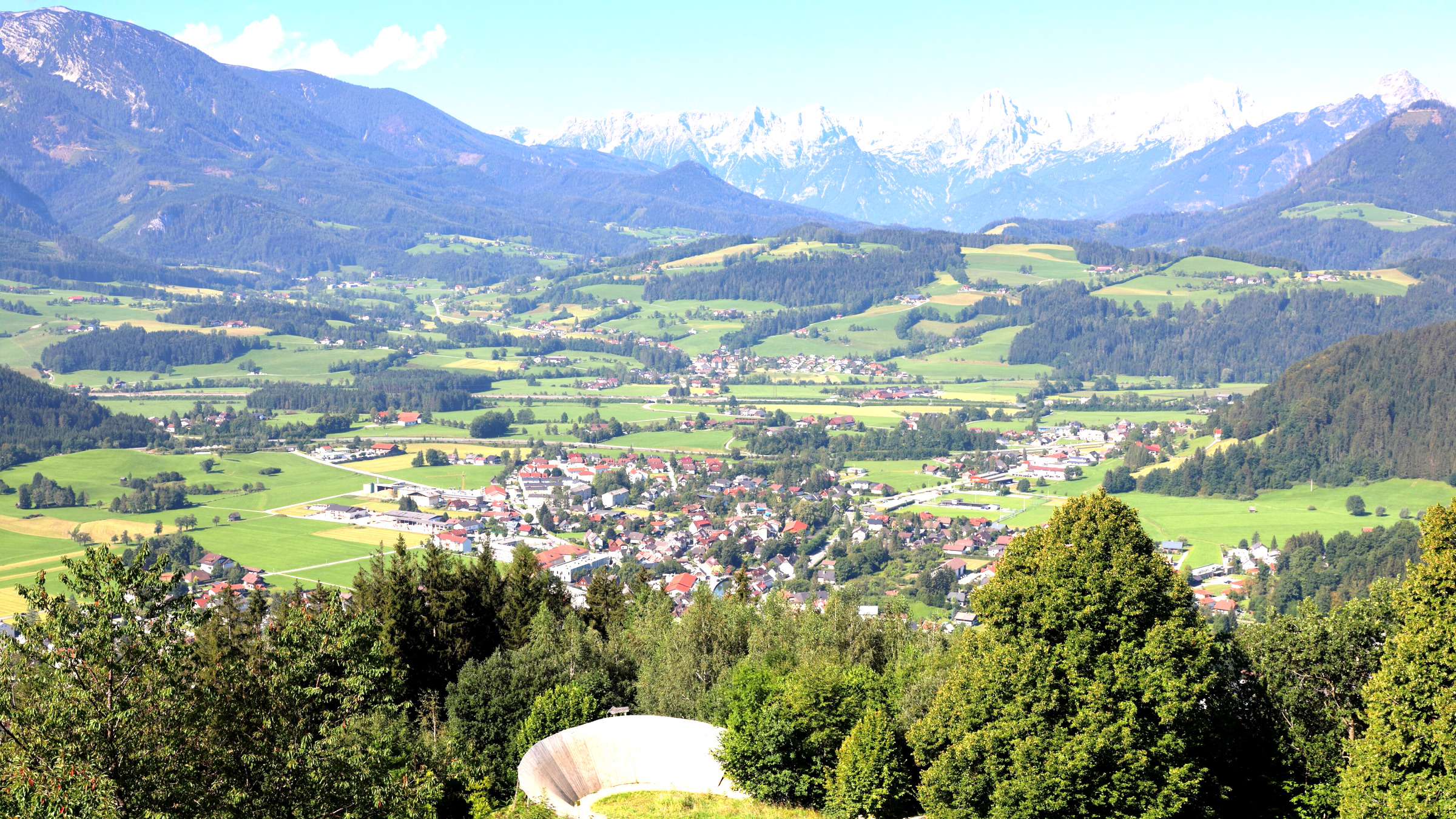 Oberösterreichische Kulturlandschaft mit Ort, Feldern und Alpenrand